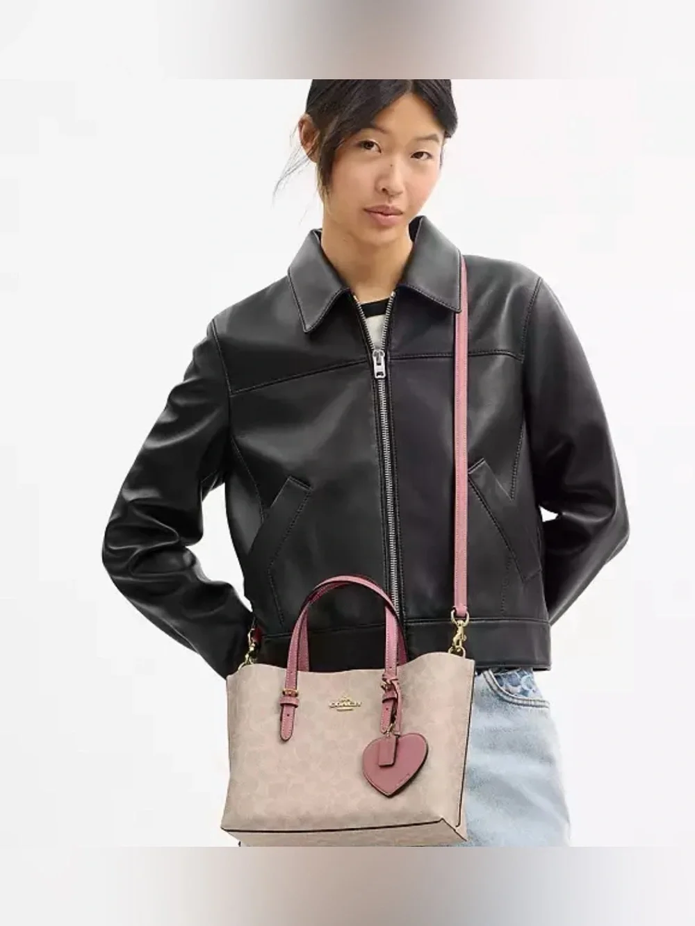 Coach Mollie Tote Bag 25 In Signature Canvas With Heart Charm. New no tag